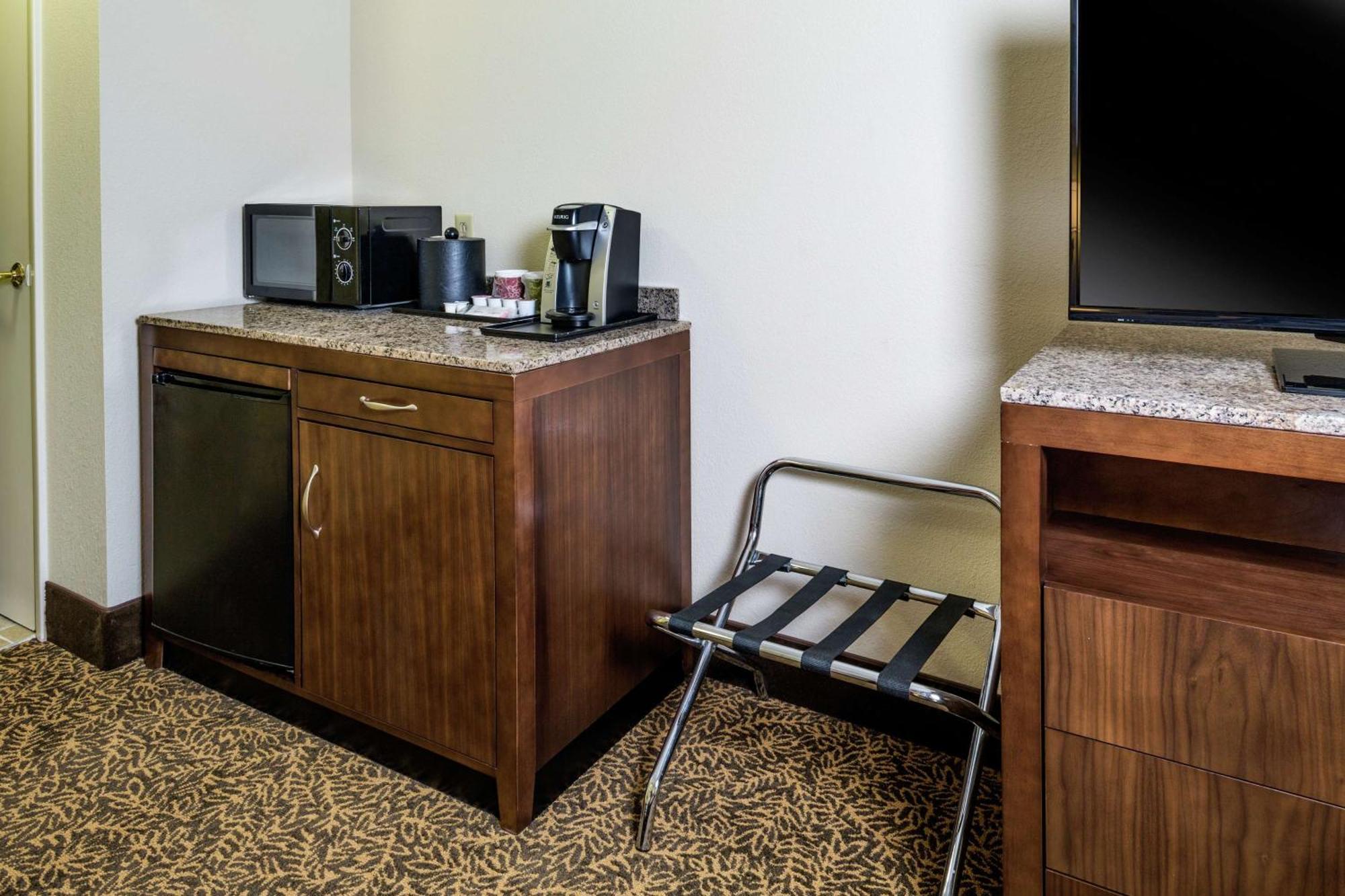 Queen Room with Two Queen Beds - Hearing Access