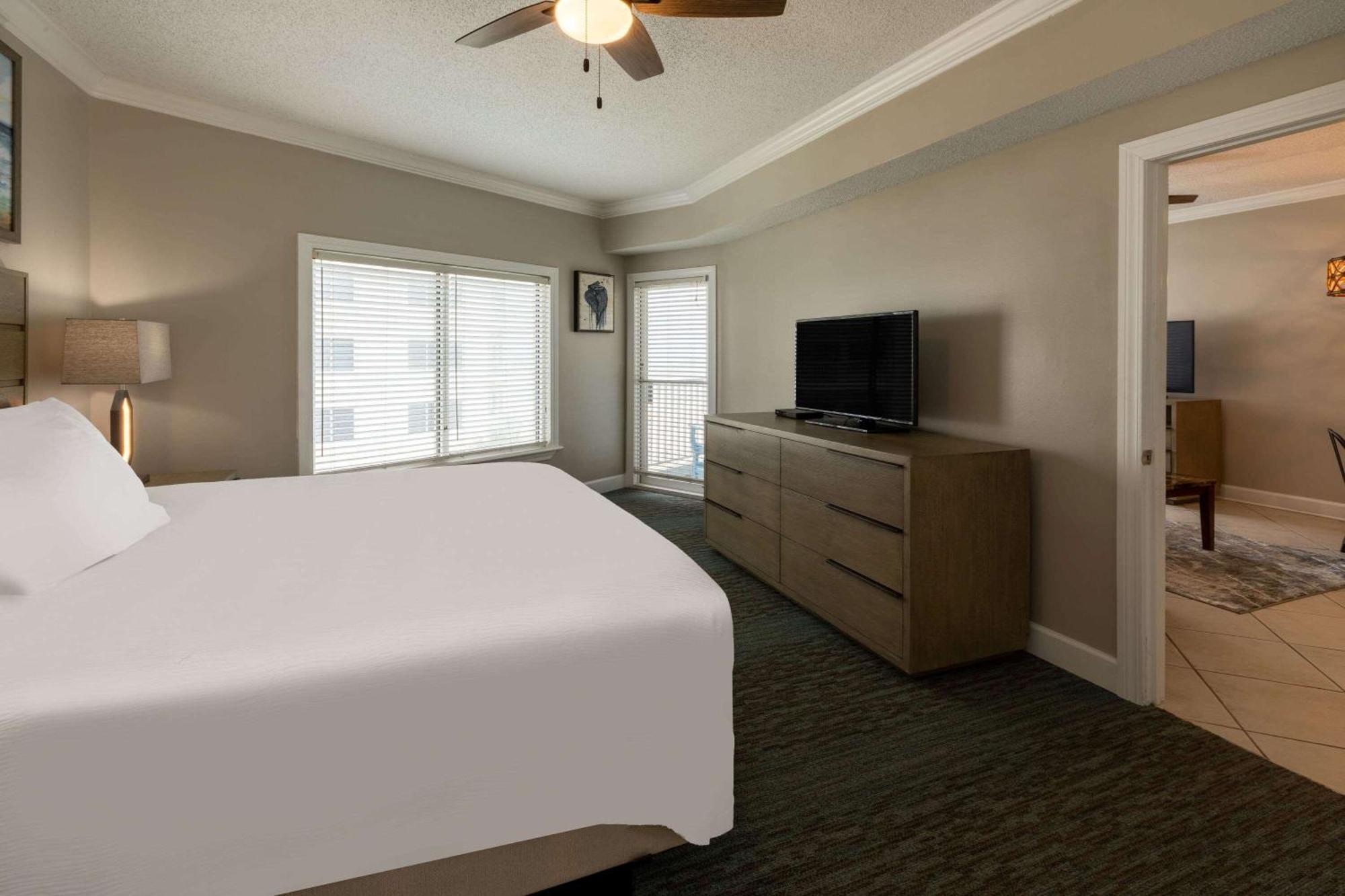 One-Bedroom King Apartment Ocean View Non-Smoking