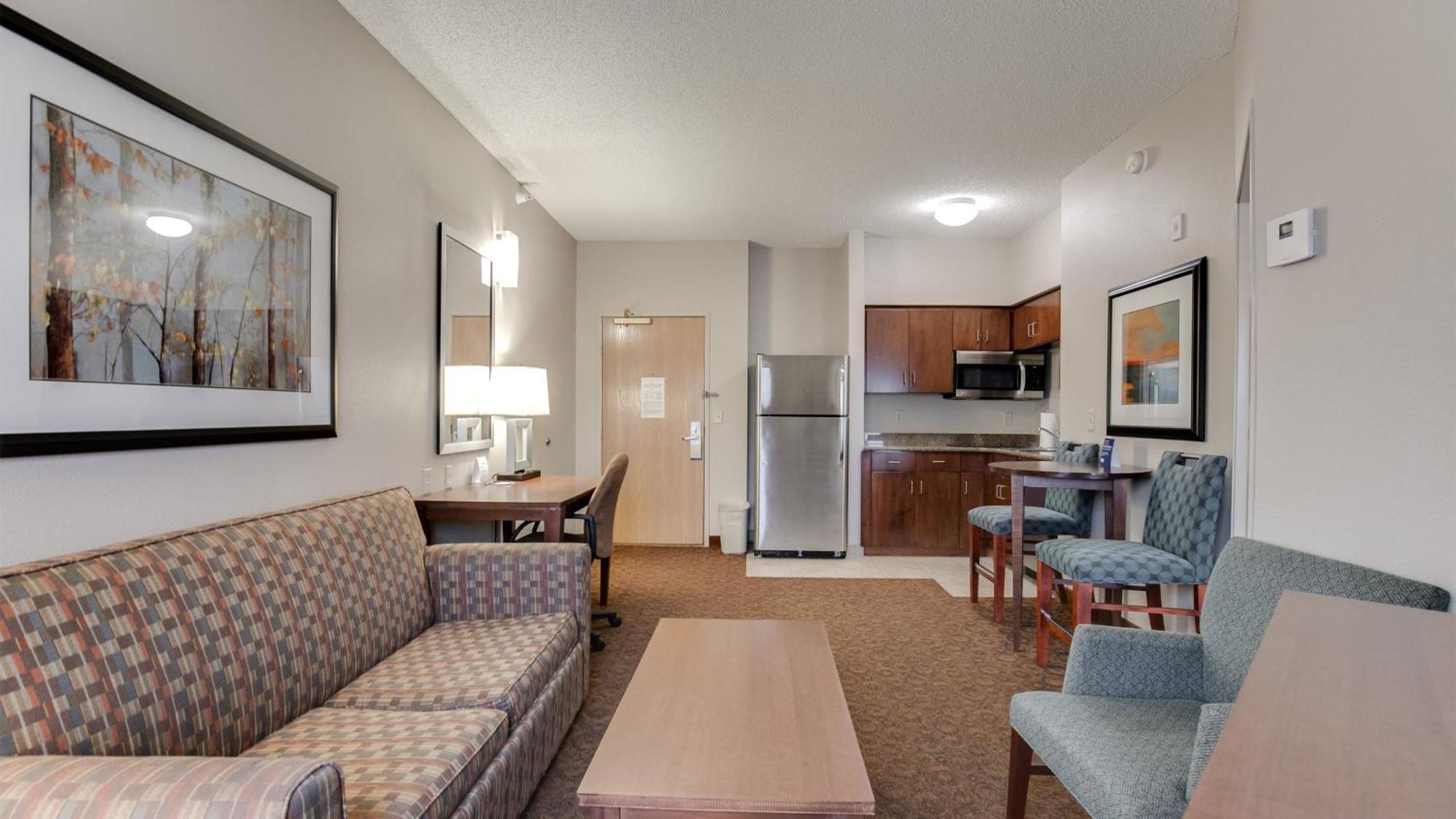 One-Bedroom Queen Suite