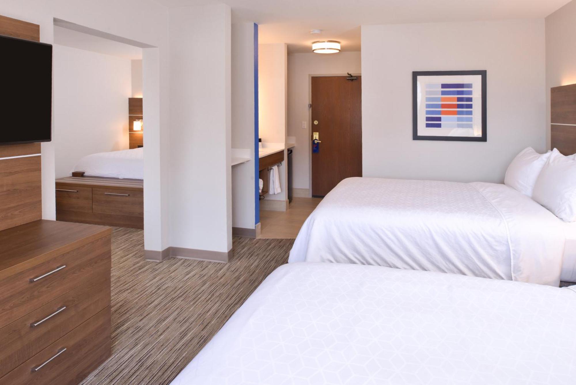 Two-Bedroom Suite Three Queen Beds