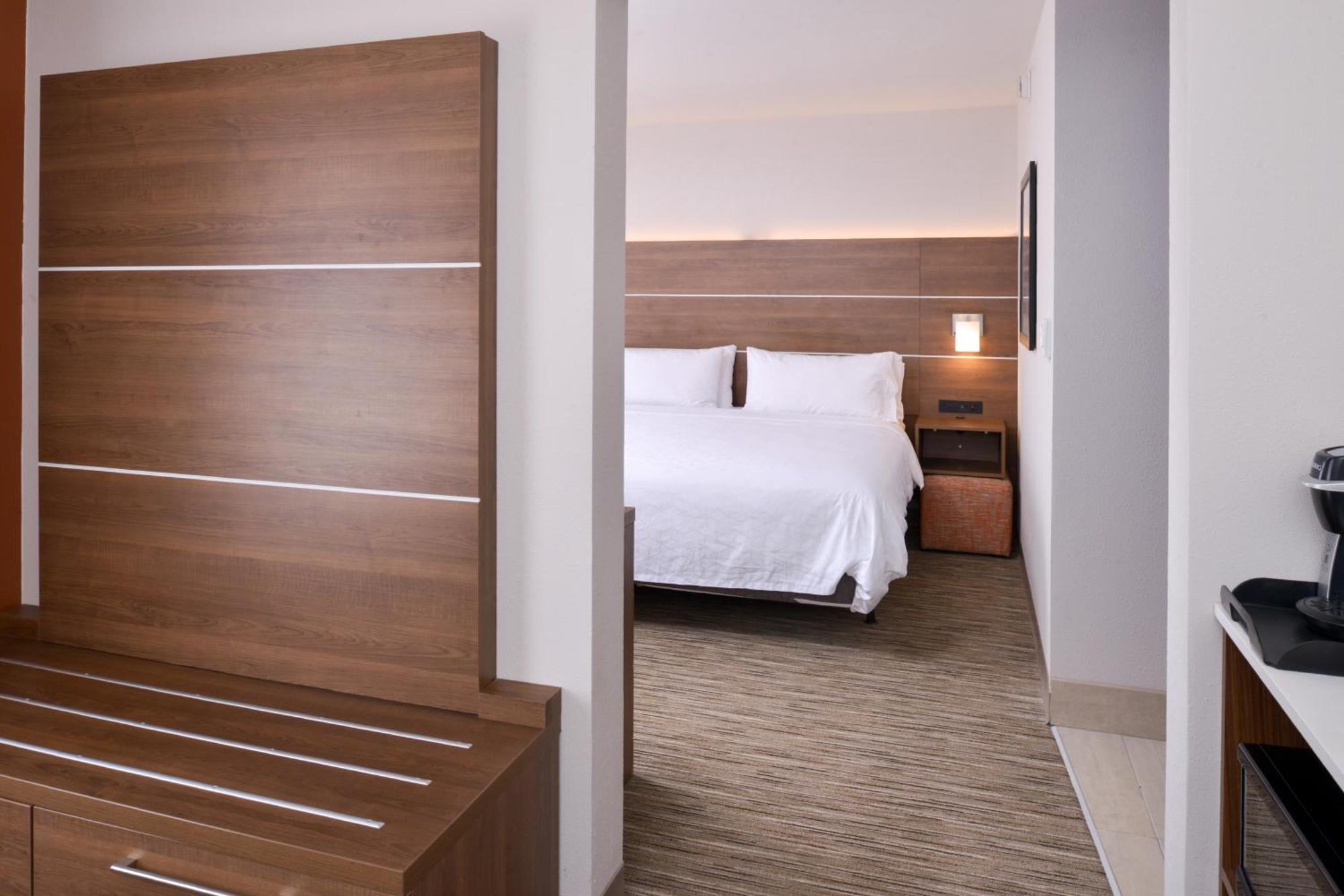 Two-Bedroom Suite Three Queen Beds