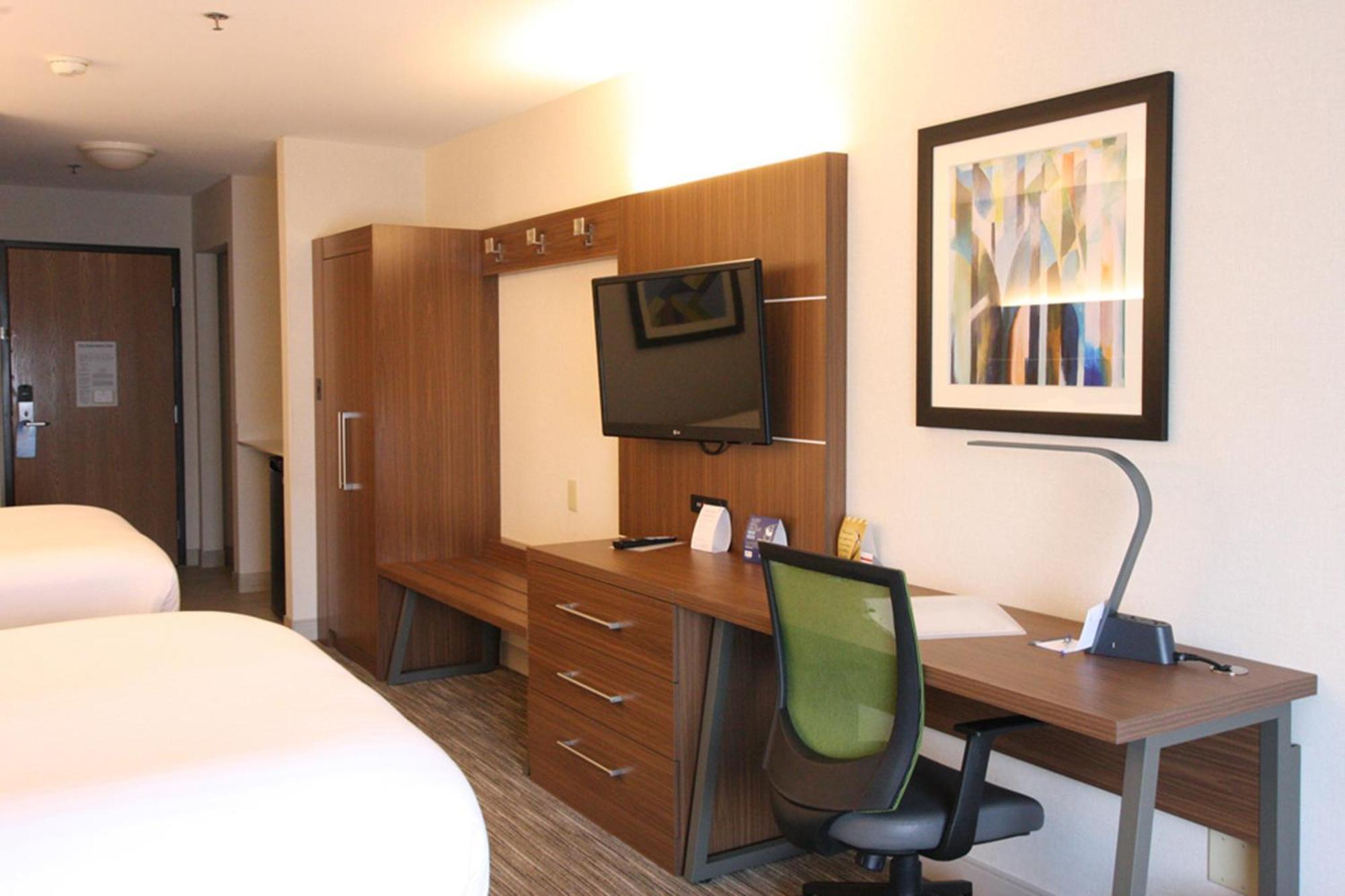 Queen Room Two Queen Beds Hearing Accessible