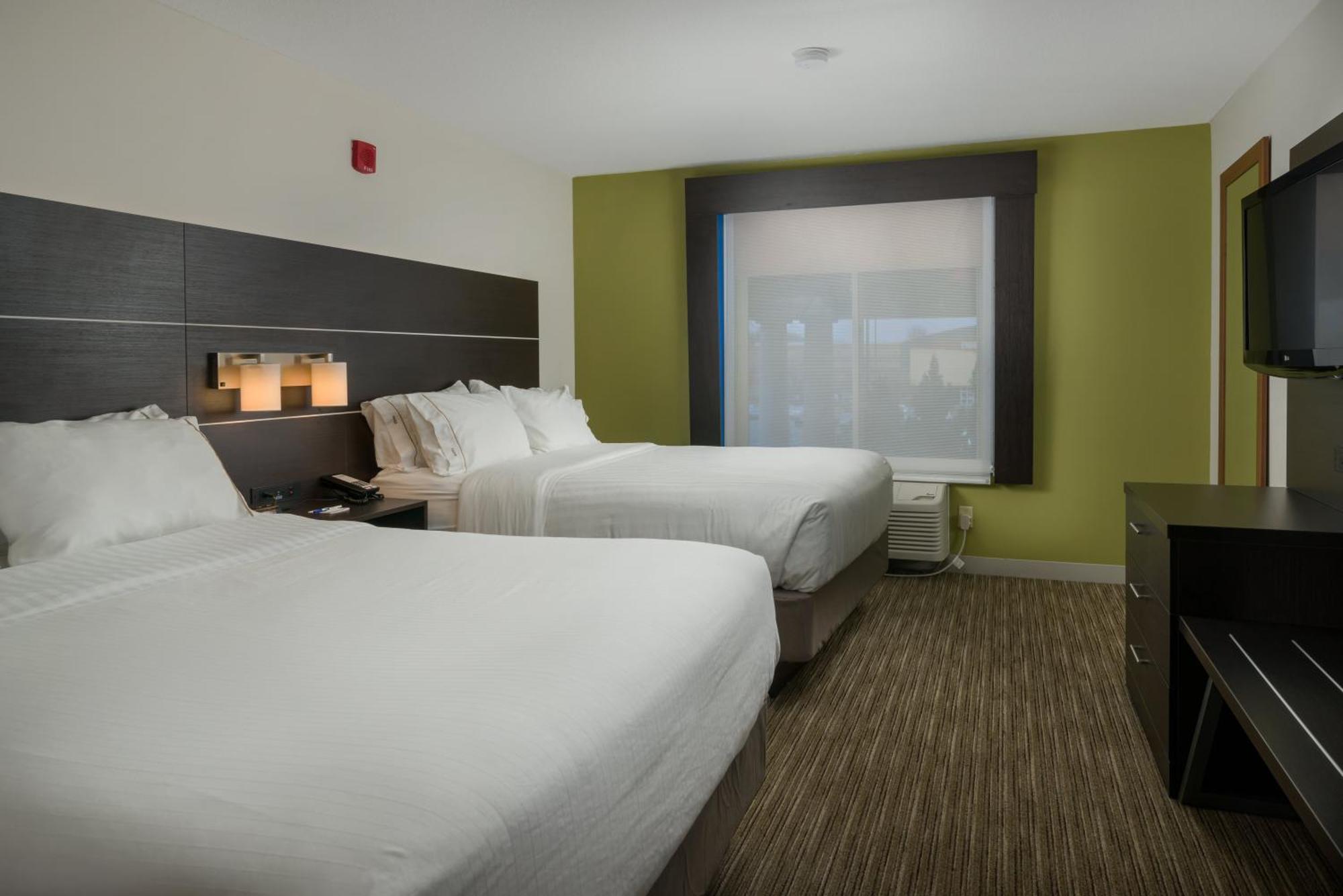 Queen Room with Two Queen Beds and Mobility Accessible Bathtub