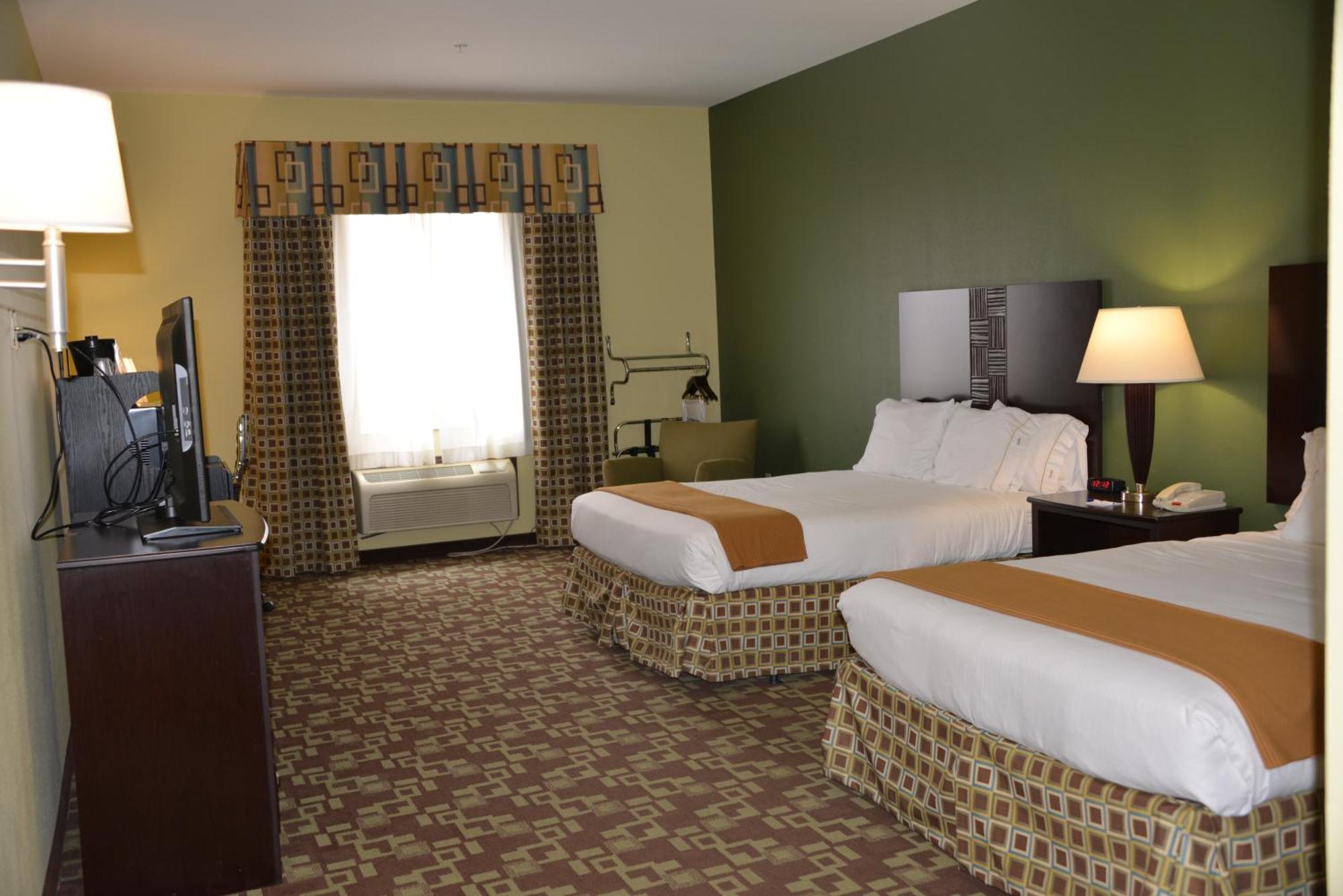 Standard Queen Room with Two Queen Beds and Roll-In Shower - Mobility Access