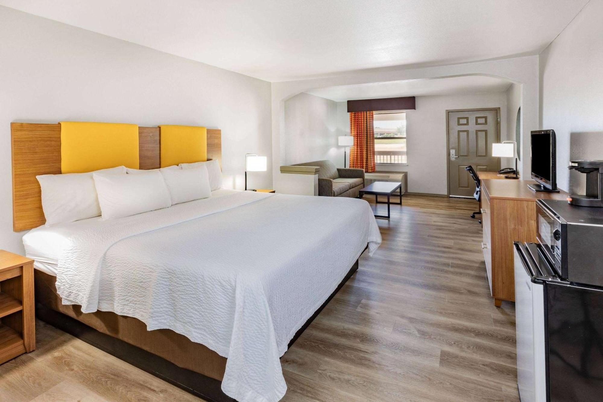 King Room Bath Tub Mobility Accessible or Non-Smoking