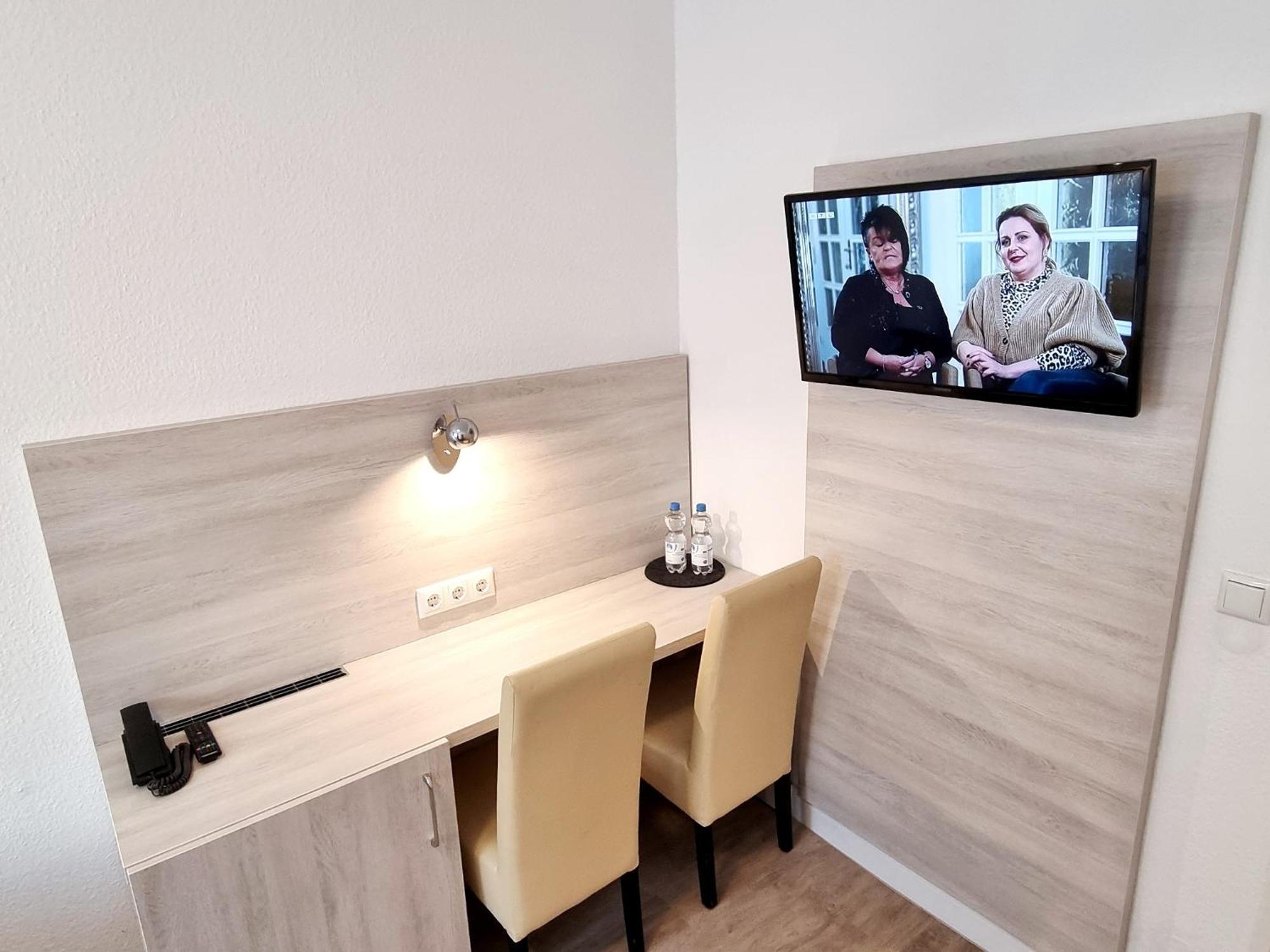 Zweibettzimmer mit 2 Einzelbetten und Badezimmer