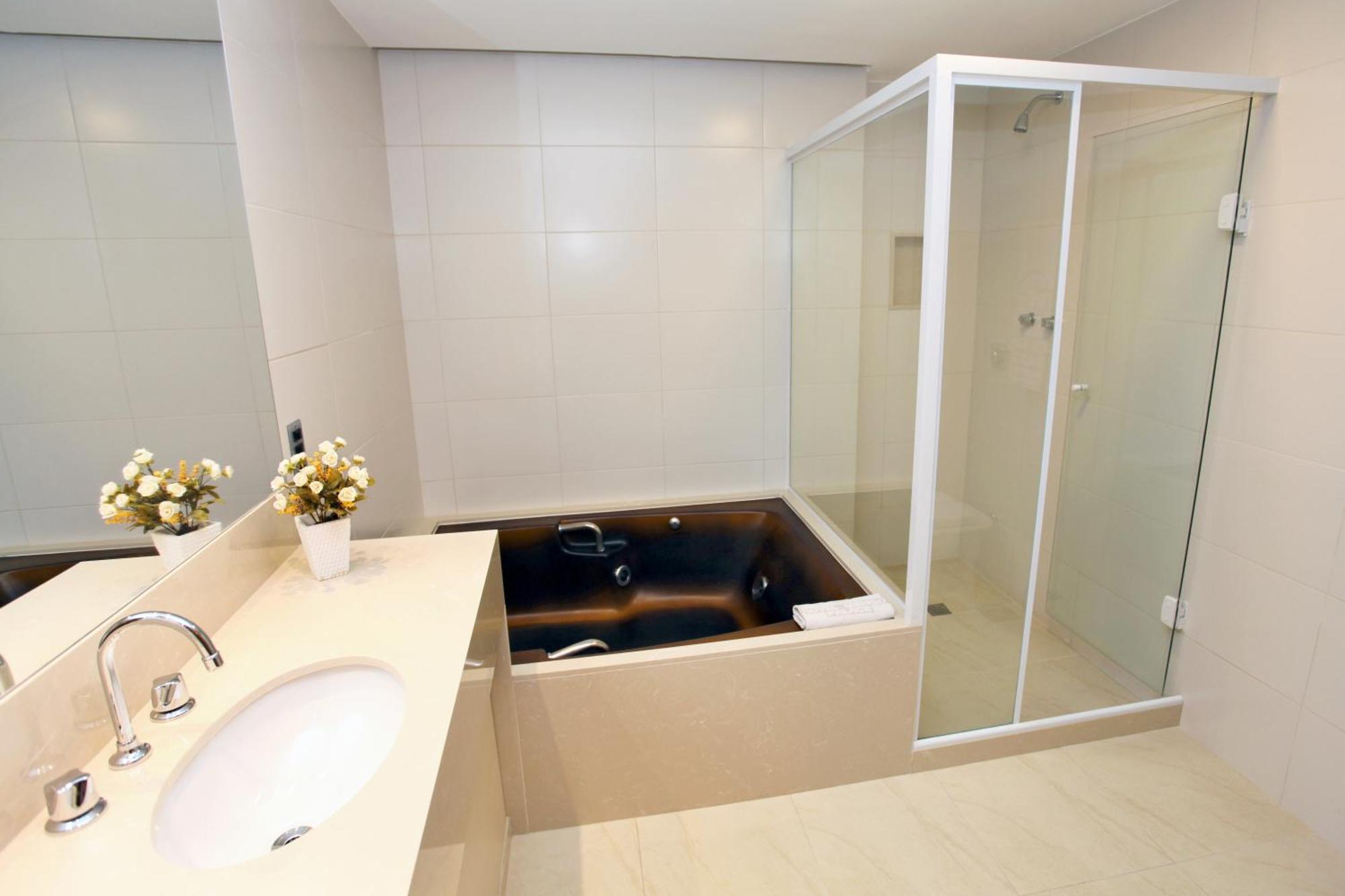 Double Suite Bathtub