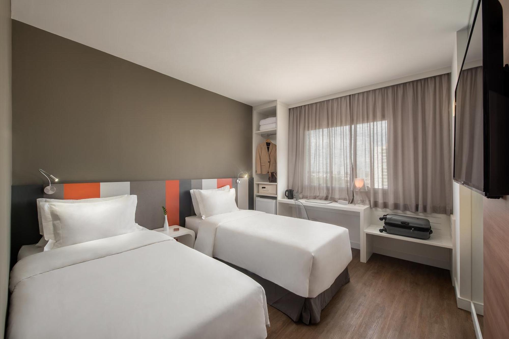 Deluxe Twin 2 Single Beds