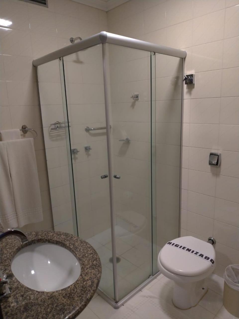 Quarto com 2 Camas de Solteiro
