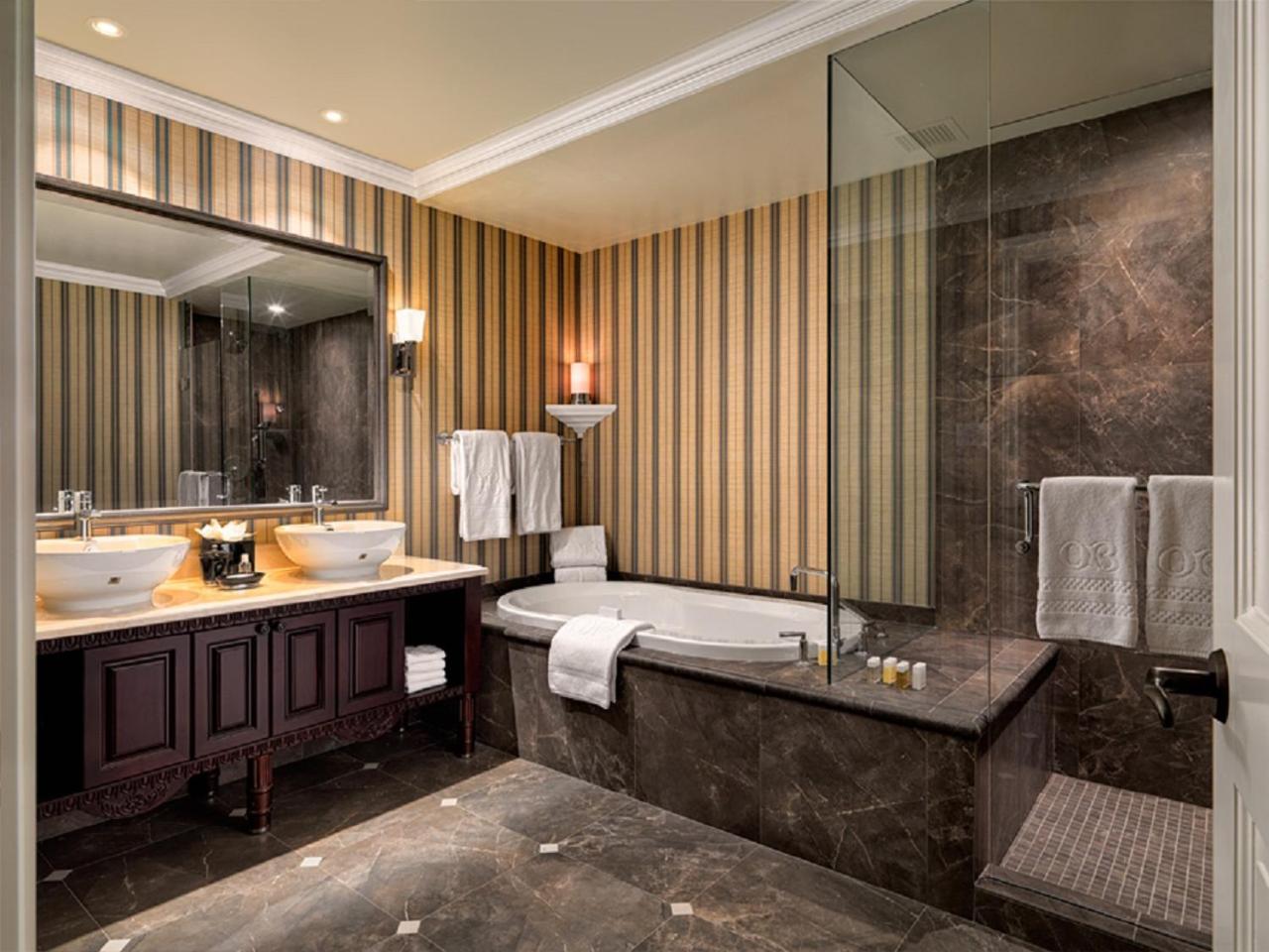 One Bedroom Suite Residential View King Pool Access Ages 16