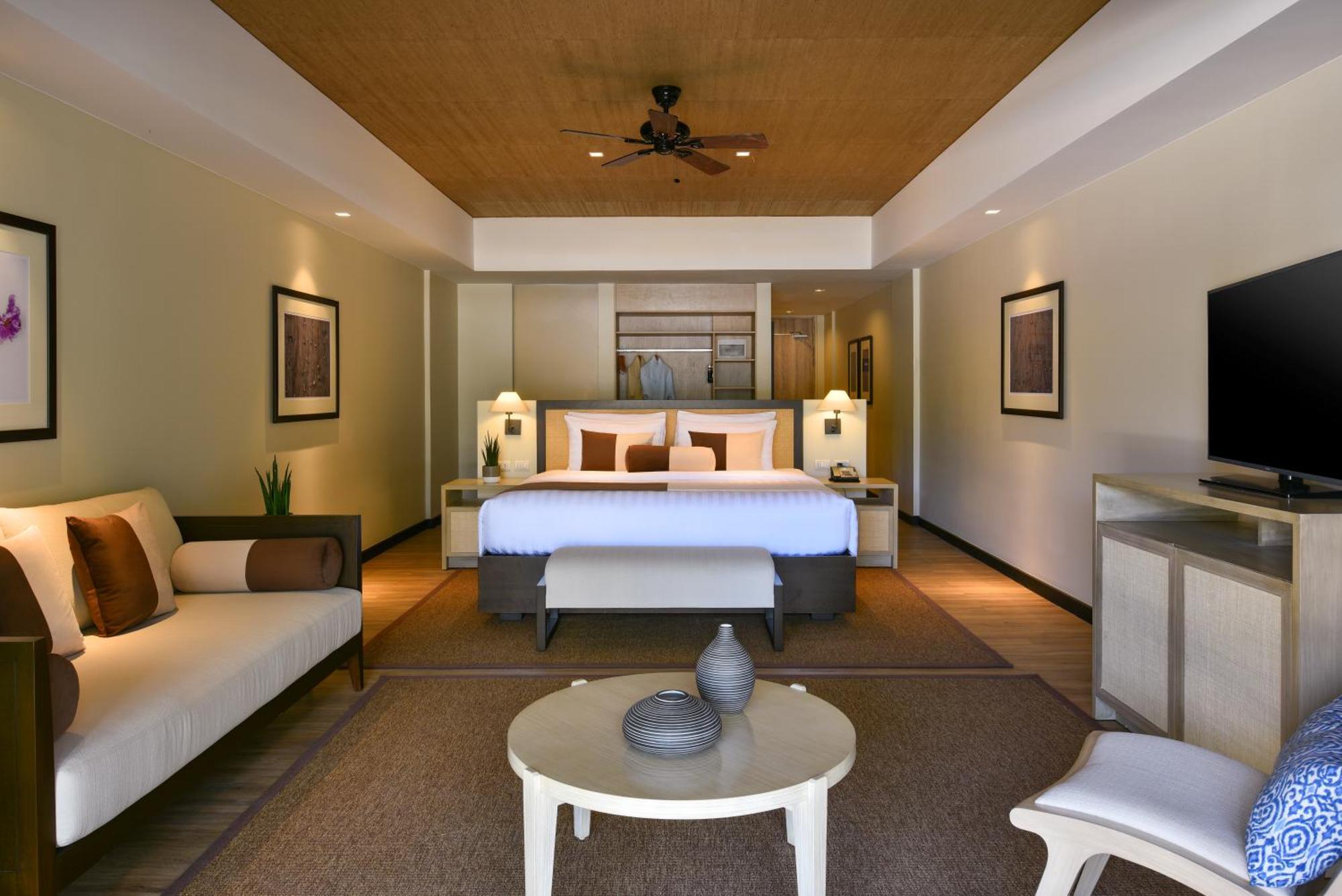 1 King Bed Suite Room Pool View