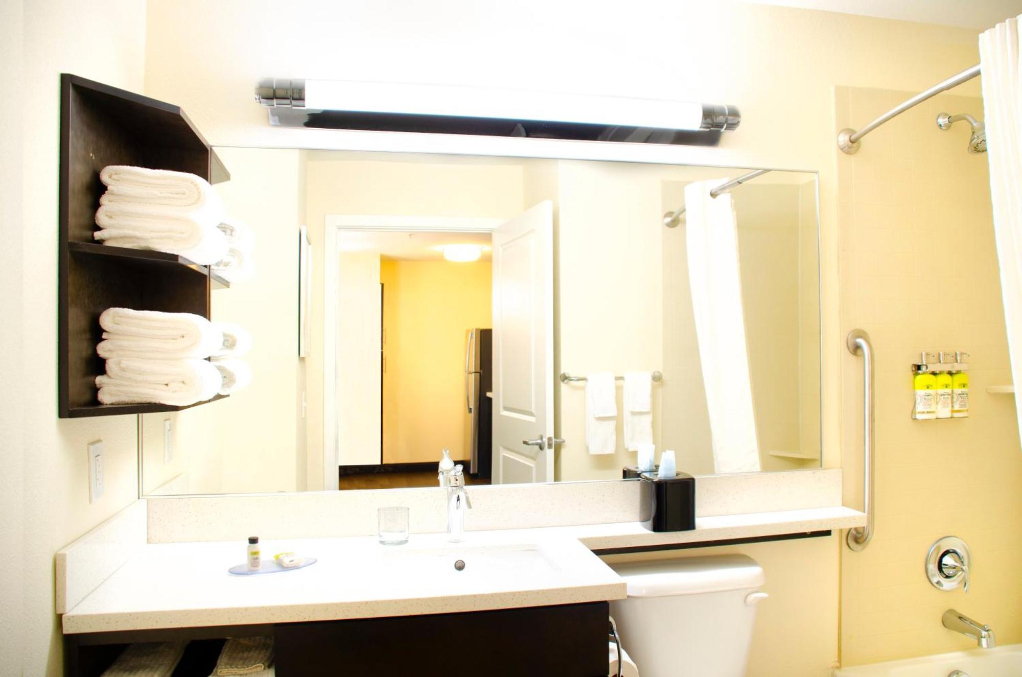 One-Bedroom Queen Suite - Non-Smoking