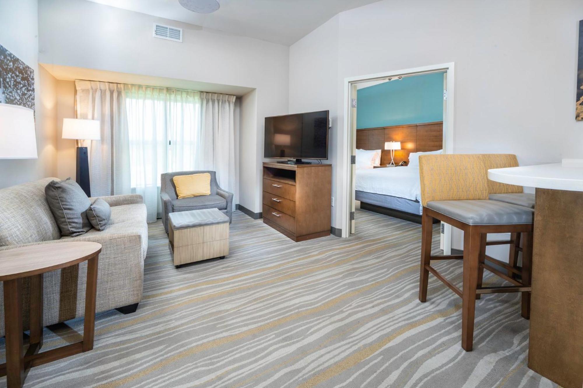 Two Bedroom Suite One Queen Bed Two Double Beds Non-Smoking