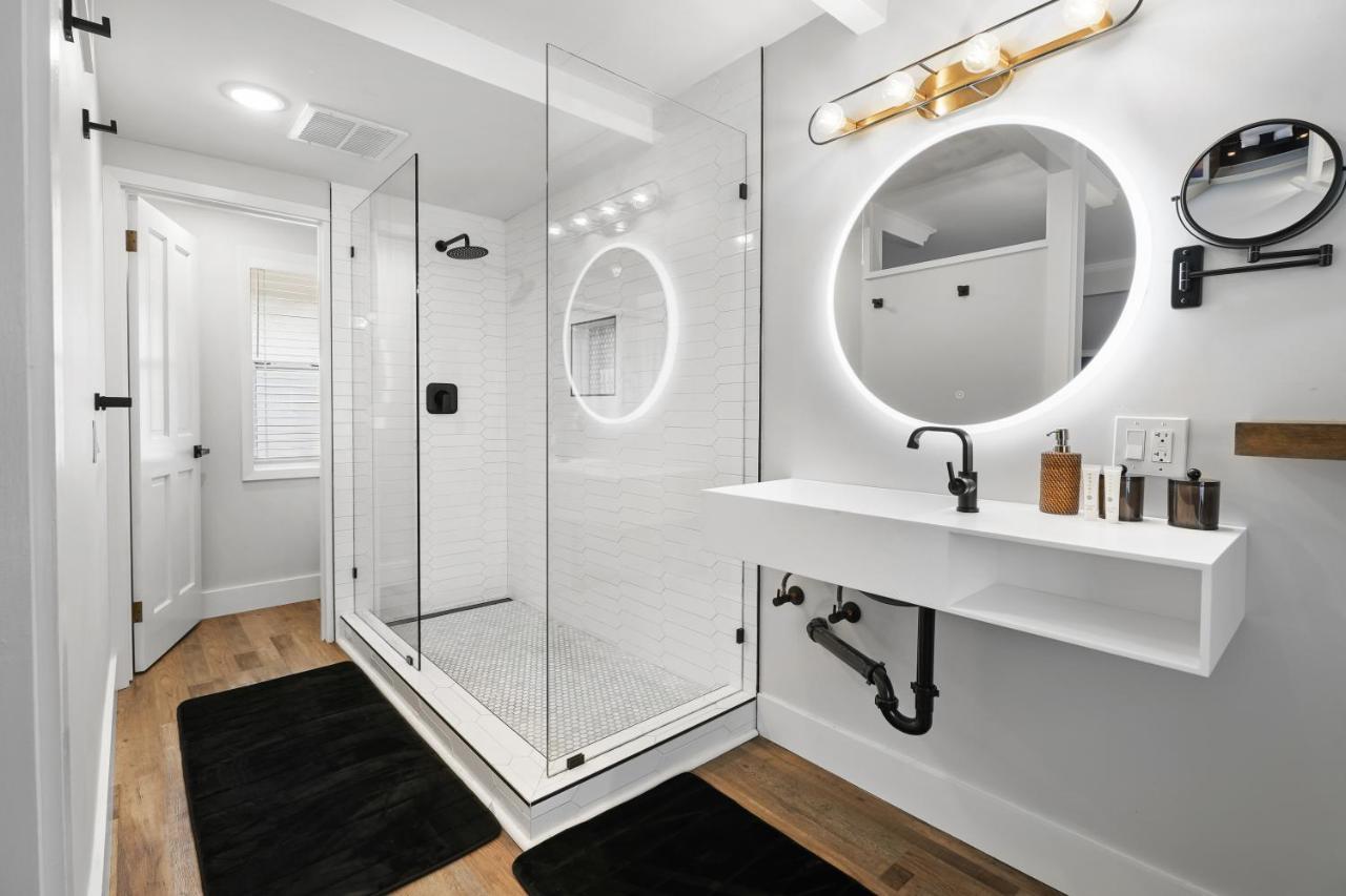 Deluxe Double Room Shower