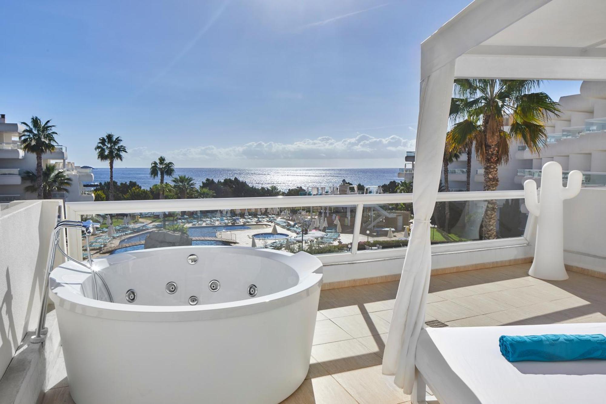 Deluxe One-Bedroom Apartment Front Sea View Hot Tub