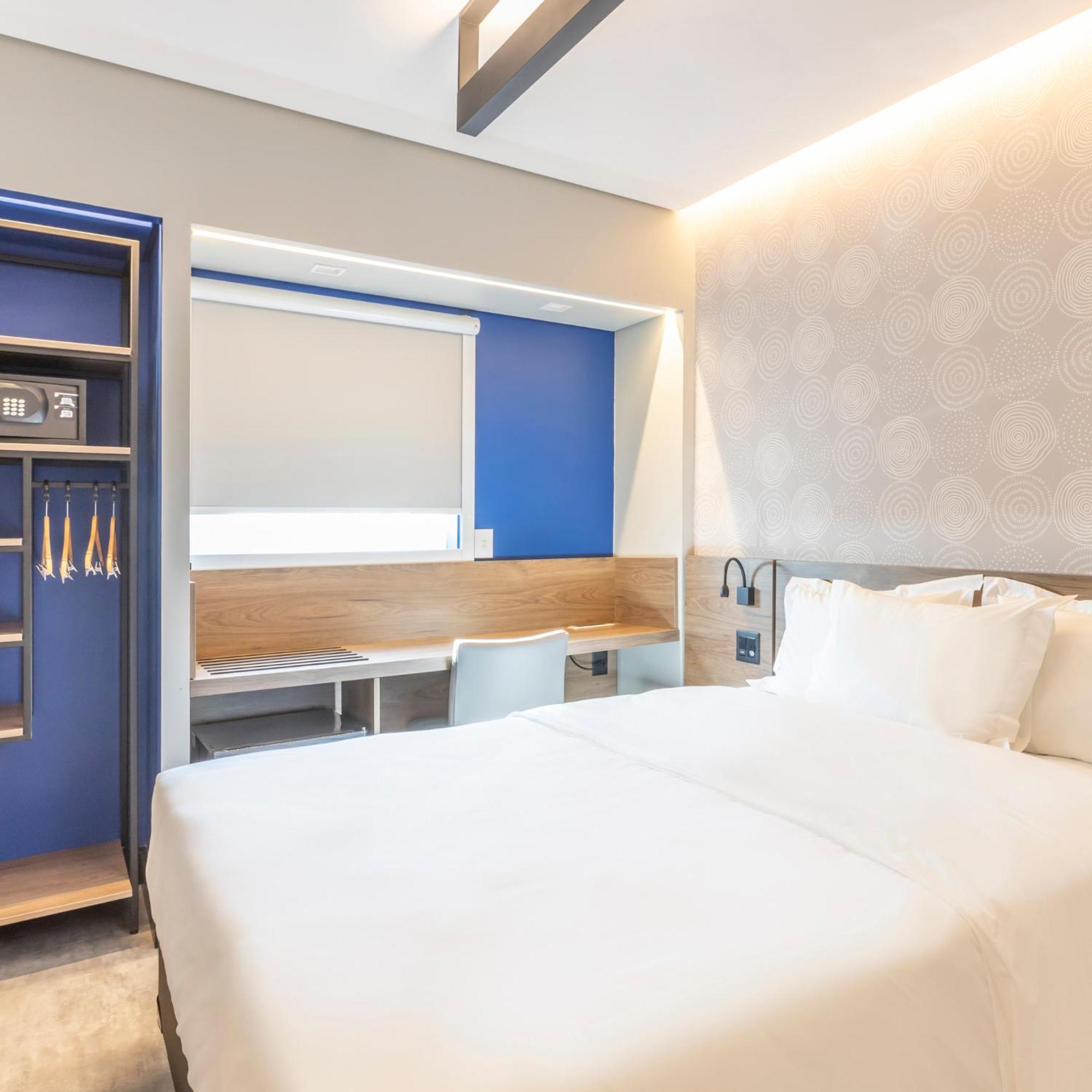 Standard Double 1 Queen Bed