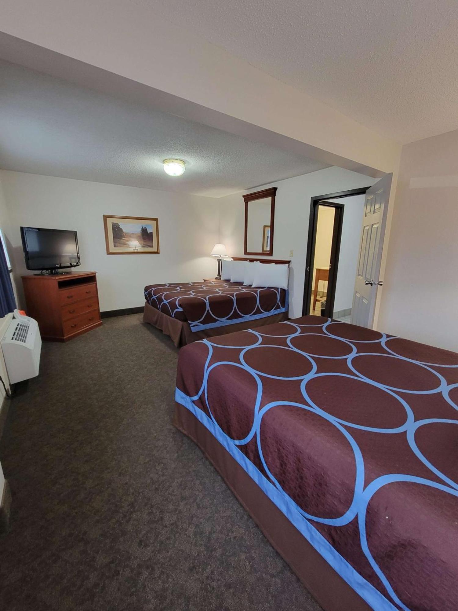 Queen Room Three Queen Beds Non-Smoking