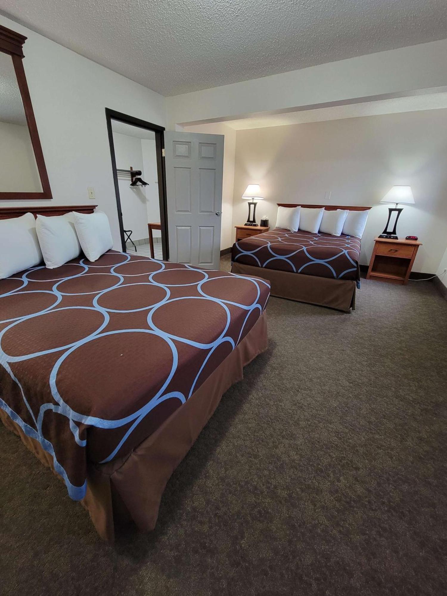 Queen Room Three Queen Beds Non-Smoking