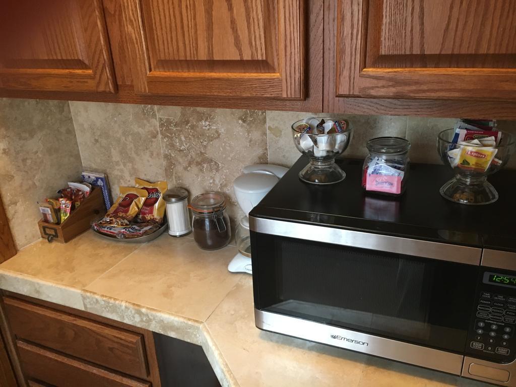 Luxury Queen Room Spa Bath Oak Creek Pet Friendly
