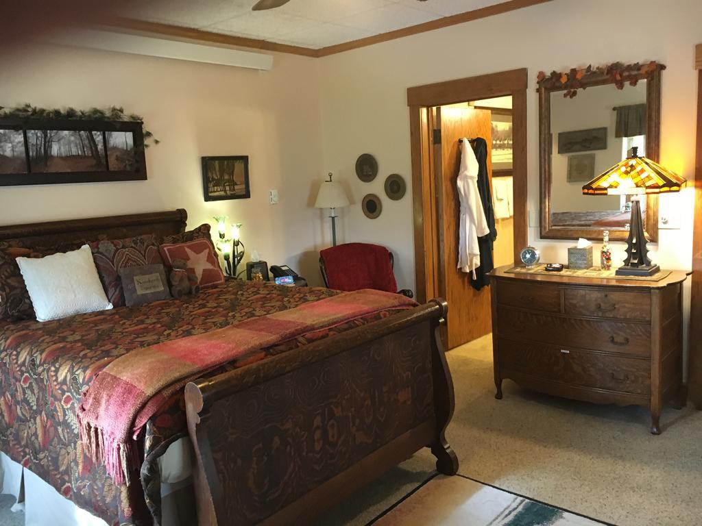 Luxury Queen Room Spa Bath Oak Creek Pet Friendly