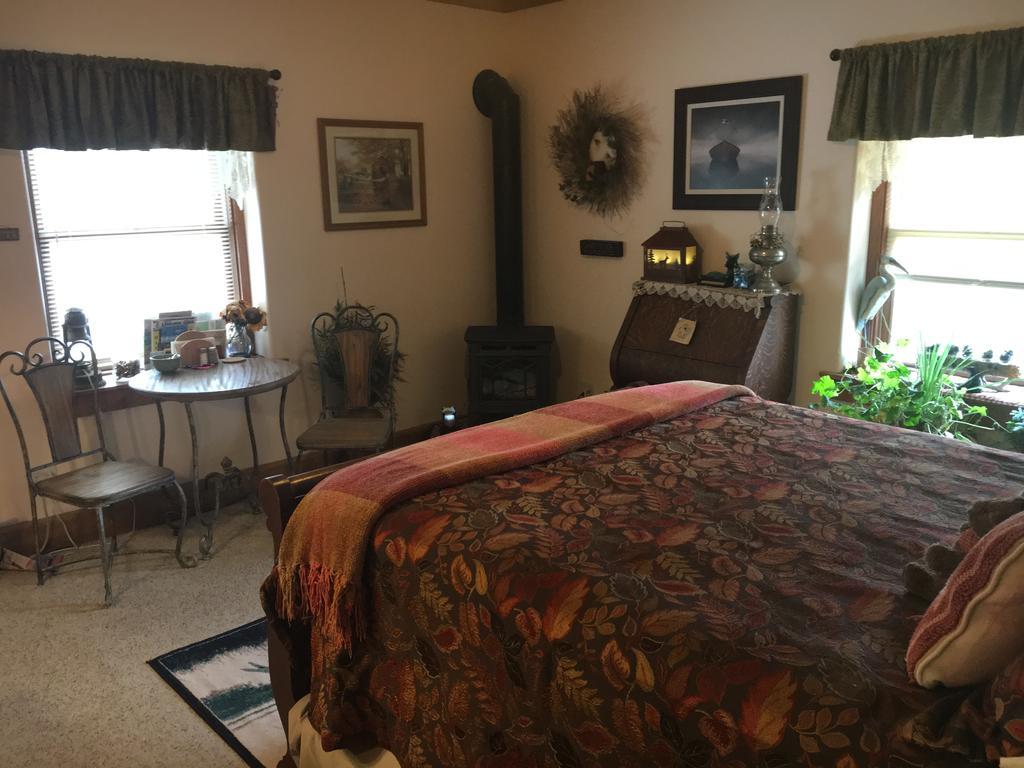 Luxury Queen Room Spa Bath Oak Creek Pet Friendly