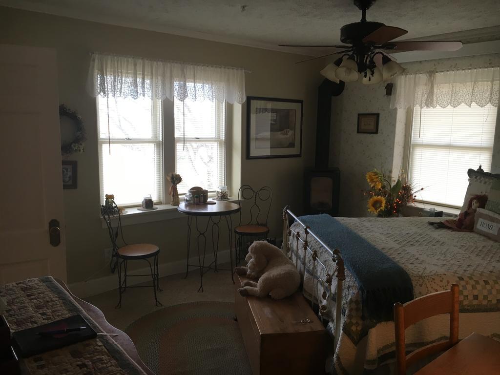Deluxe Queen Room Spa Bath Prairie Nook