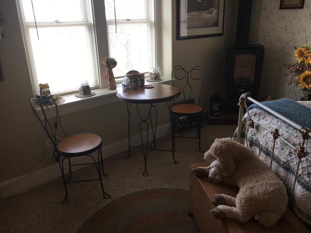 Deluxe Queen Room Spa Bath Prairie Nook