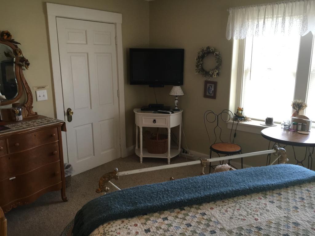 Deluxe Queen Room Spa Bath Prairie Nook