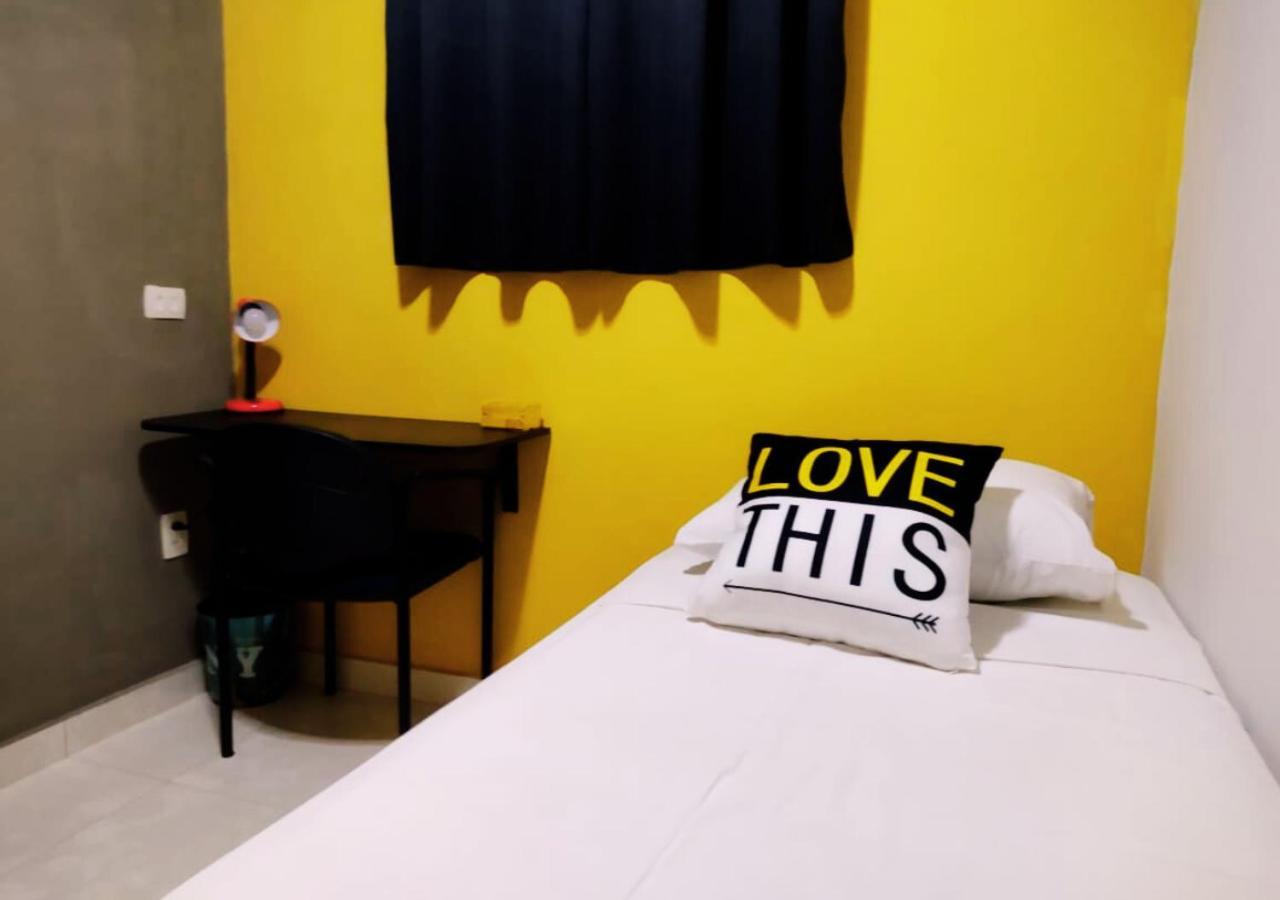 Quarto Individual com Banheiro Compartilhado