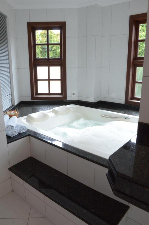 Deluxe Suite Spa Bath