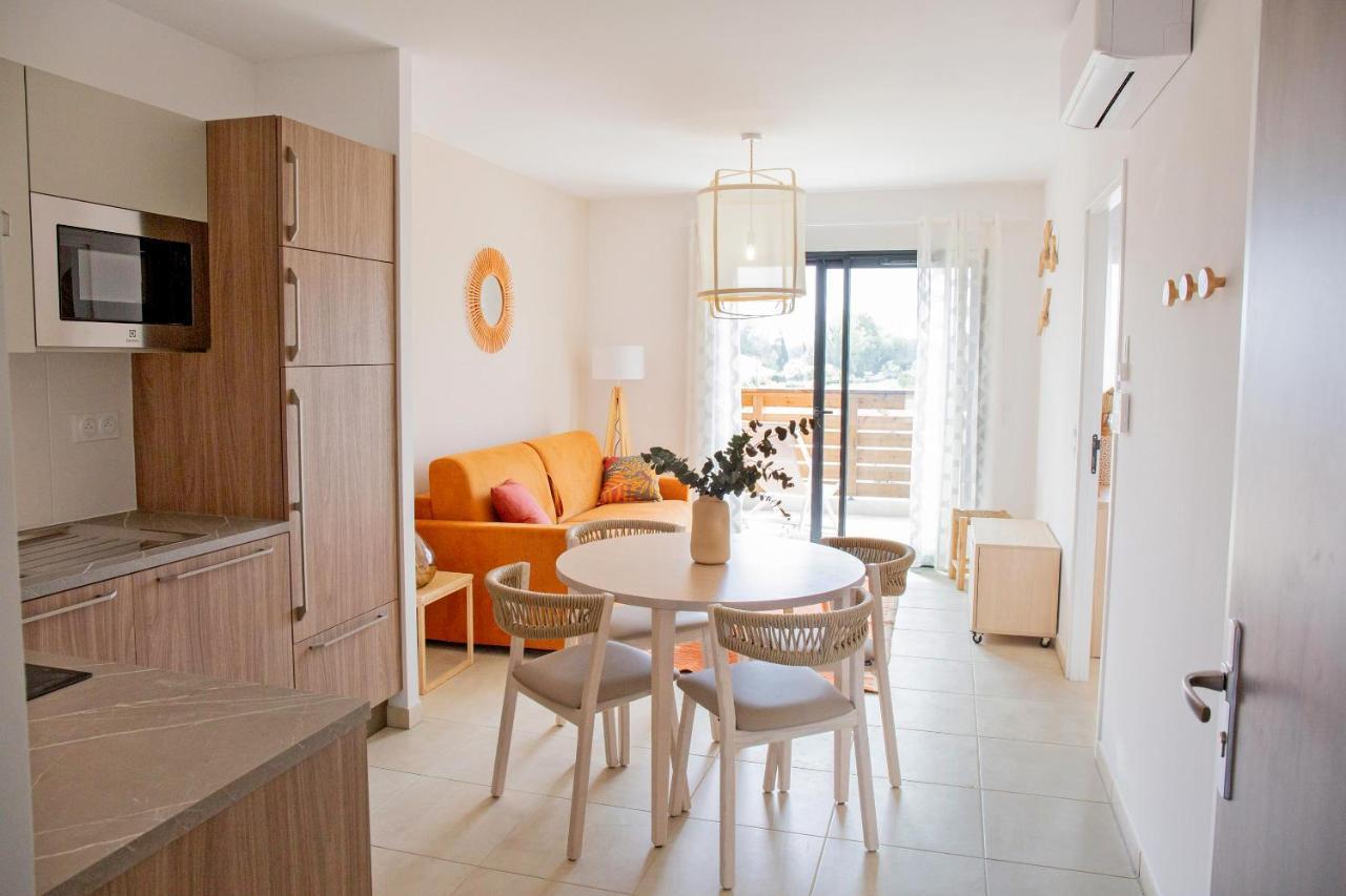 One-Bedroom Apartment Air Conditioning Balcony