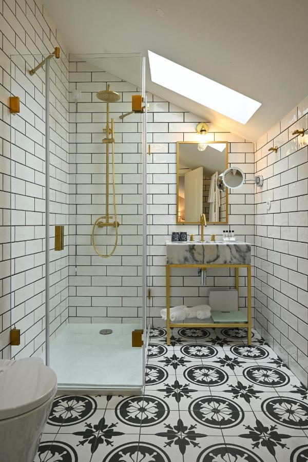 Deluxe Queen Suite