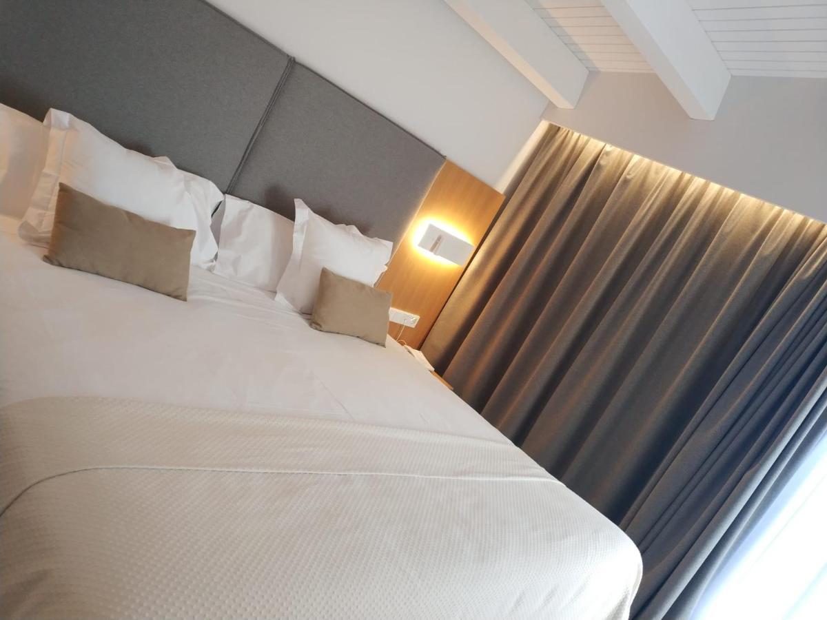 Habitación con cama extragrande.