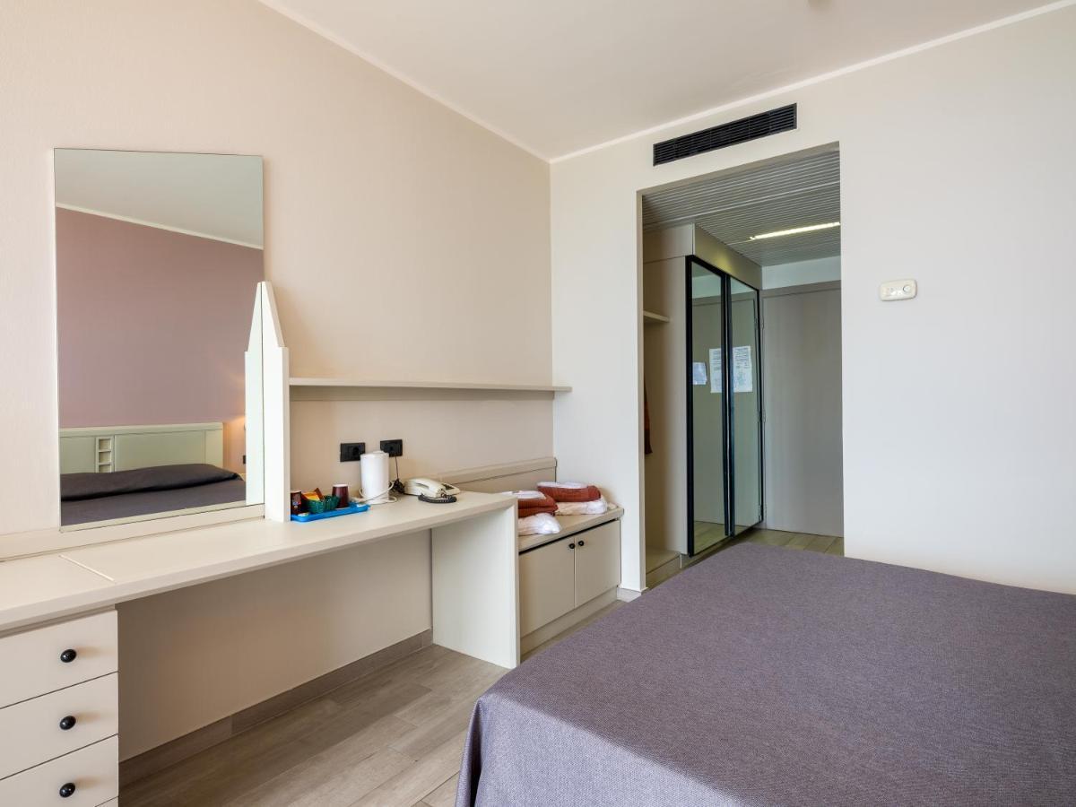 Deluxe Double or Twin Room Lake View