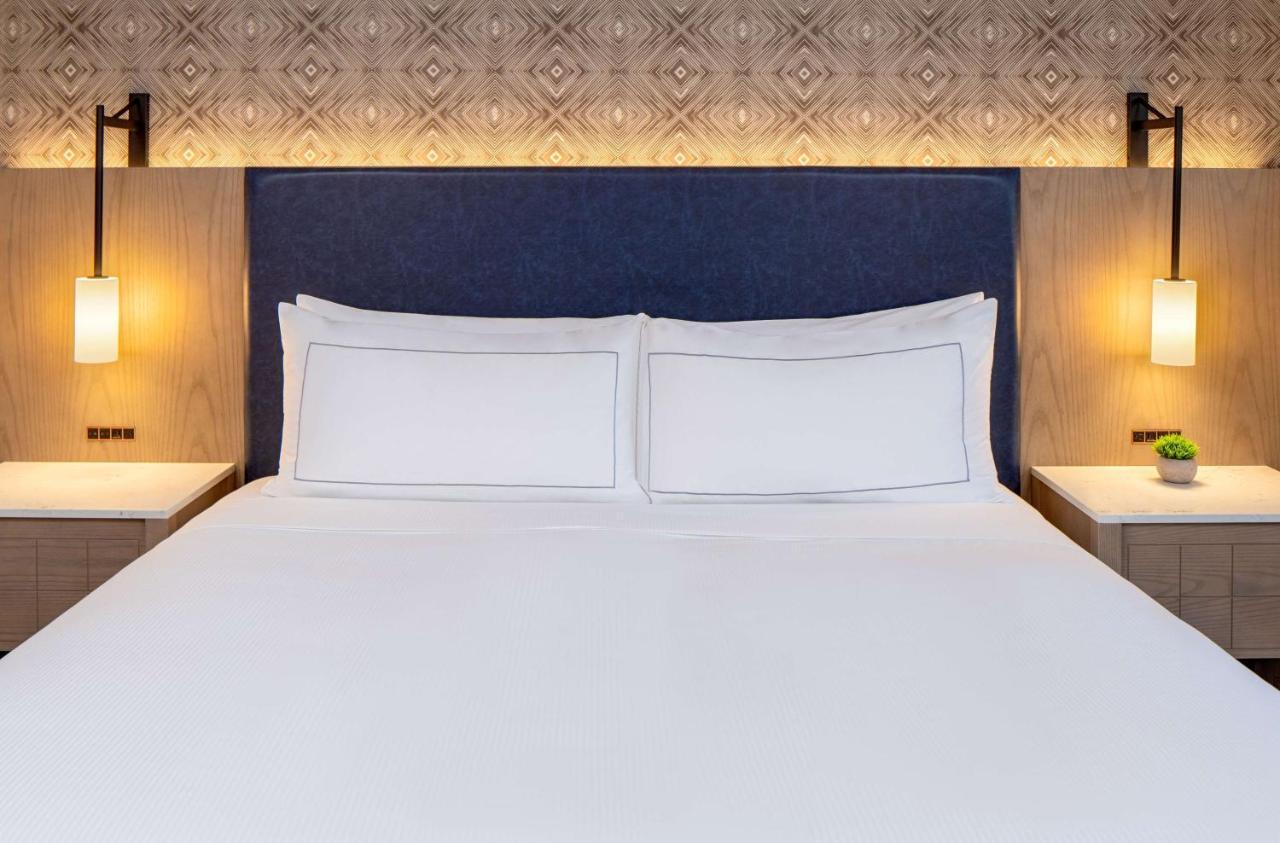 One-Bedroom King Suite with Sofa Bed,1498504918:JPEG