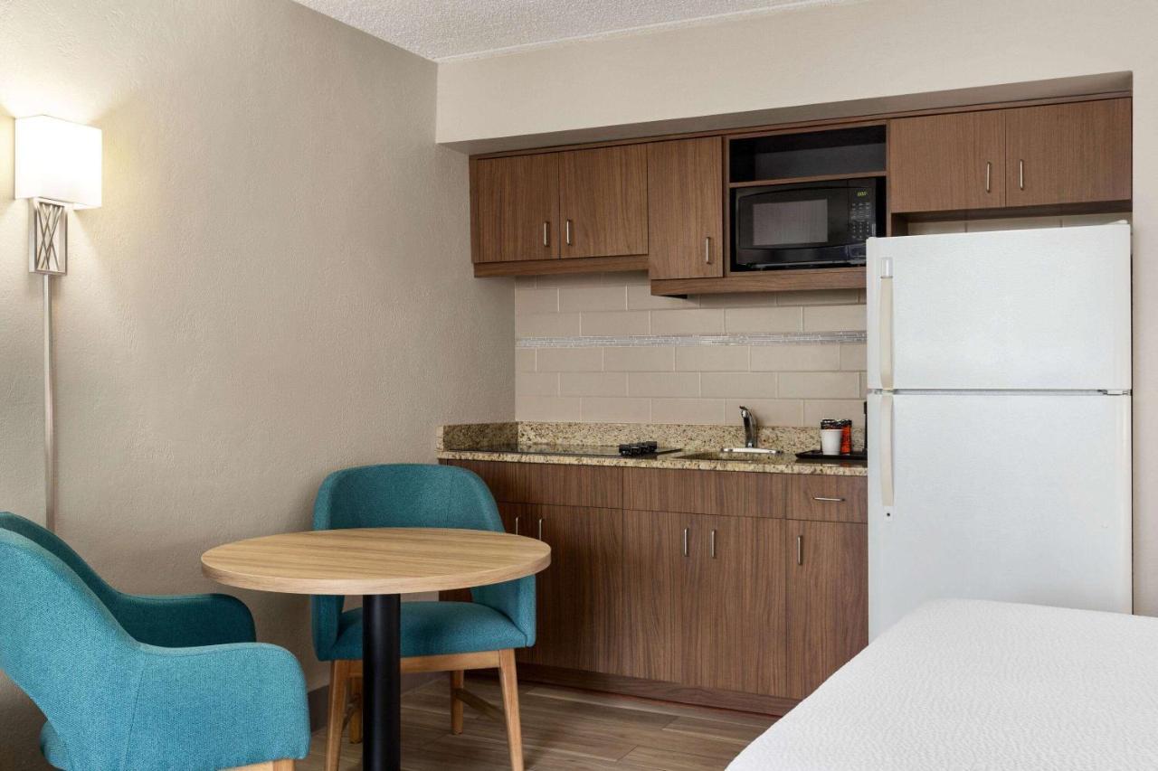 1 Queen Bed Kitchen or Smoking