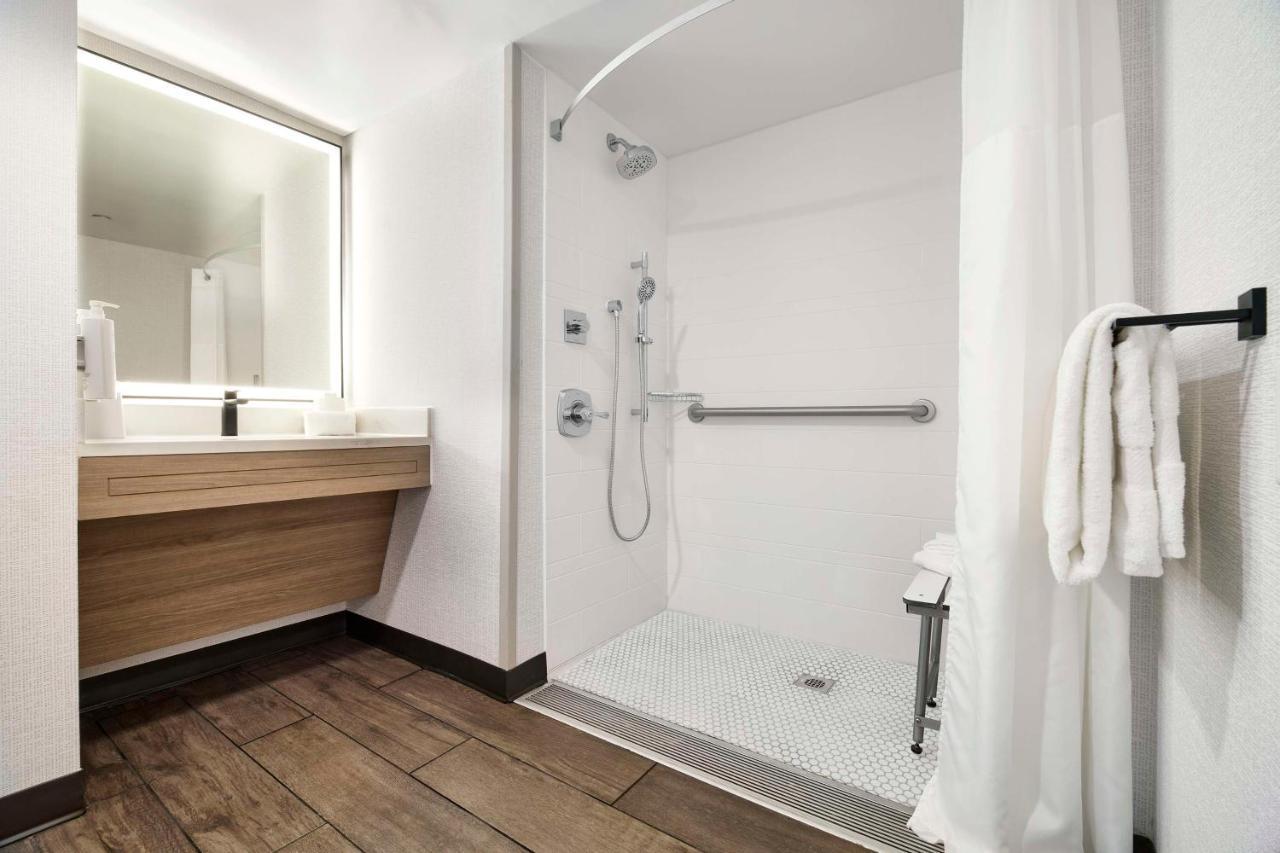 King Room with Roll-In Shower - Mobility Accessible,1498589635:JPEG
