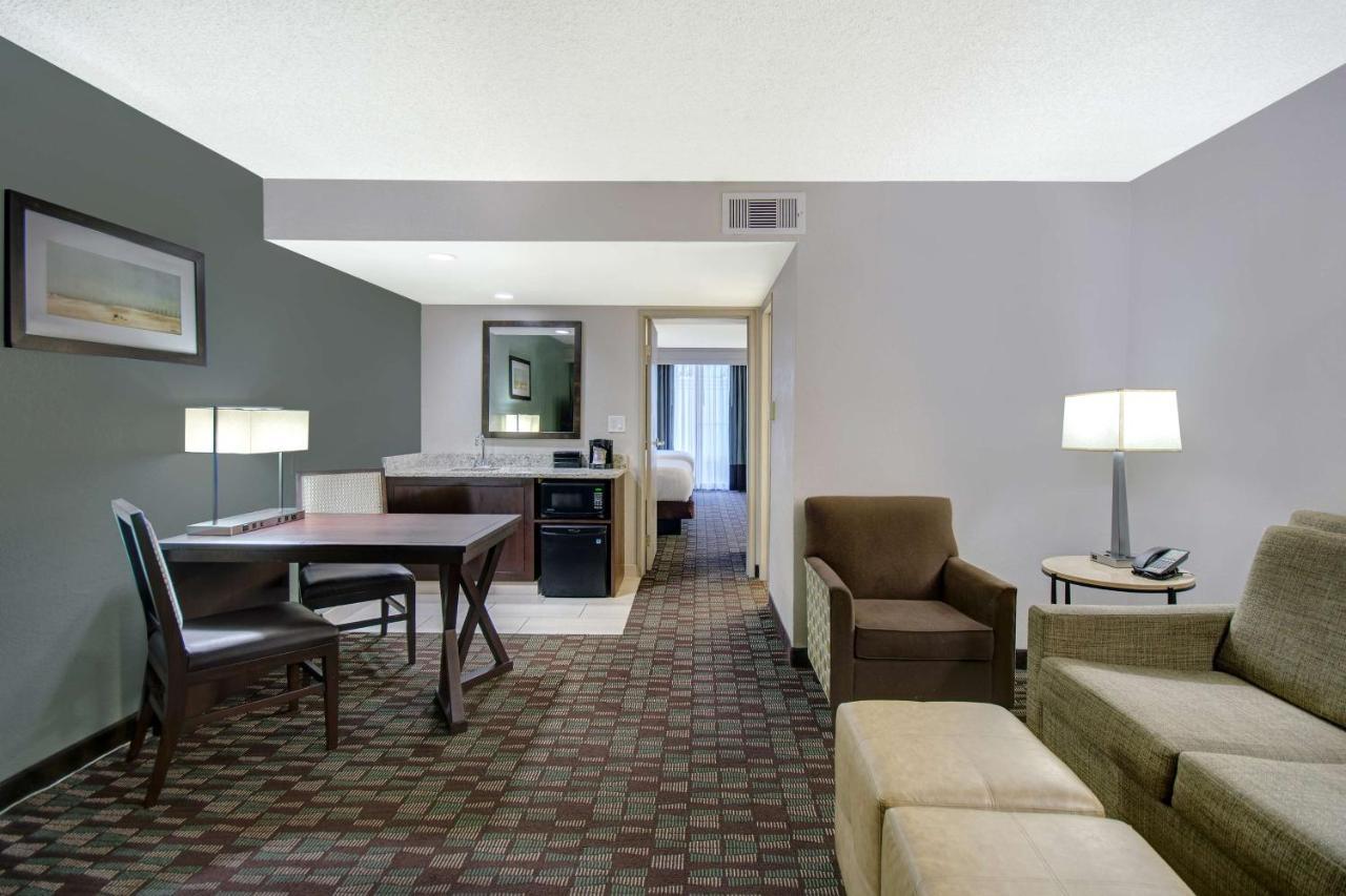 Two-Bedroom Queen Suite with Two Queen Beds