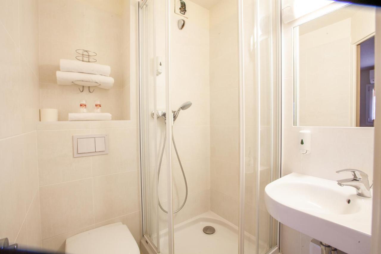 Single Room,1498610692:JPEG