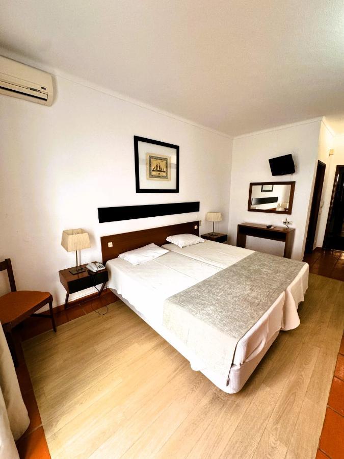 Quarto Deluxe (2 Adultos + 1 Criança)