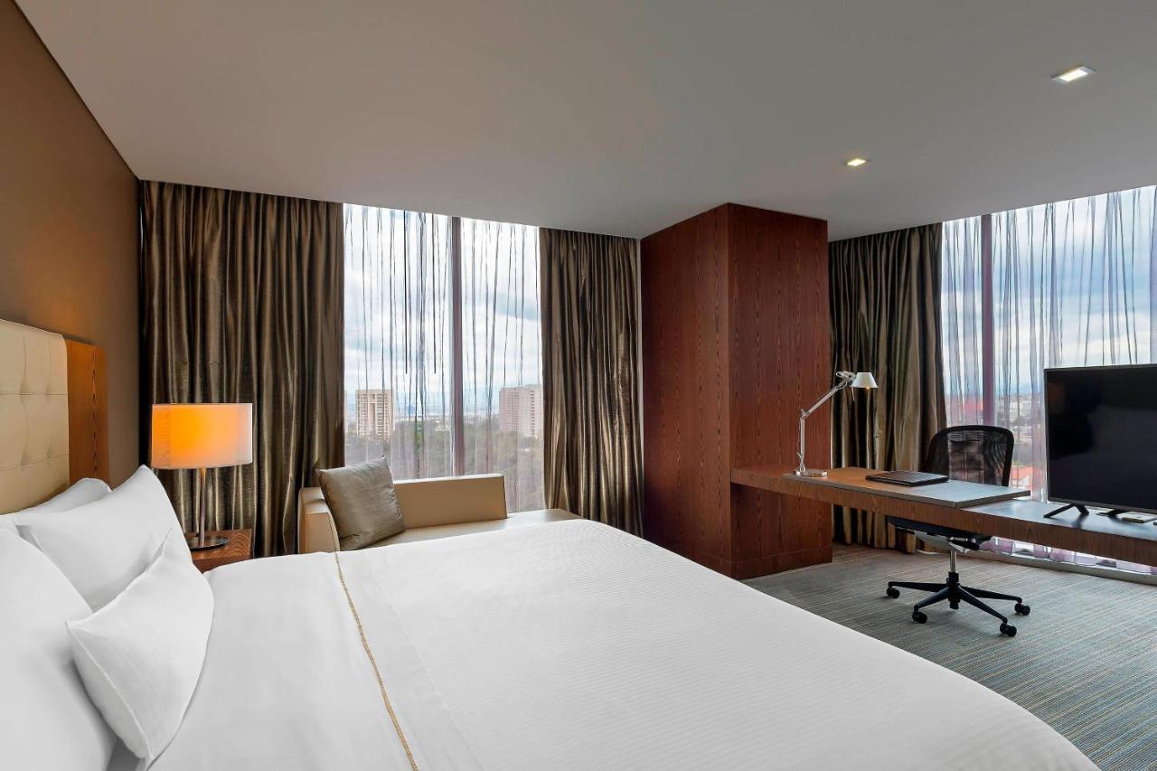 Habitación Club esquinera más amplia con acceso al club lounge - 1 cama extragrande