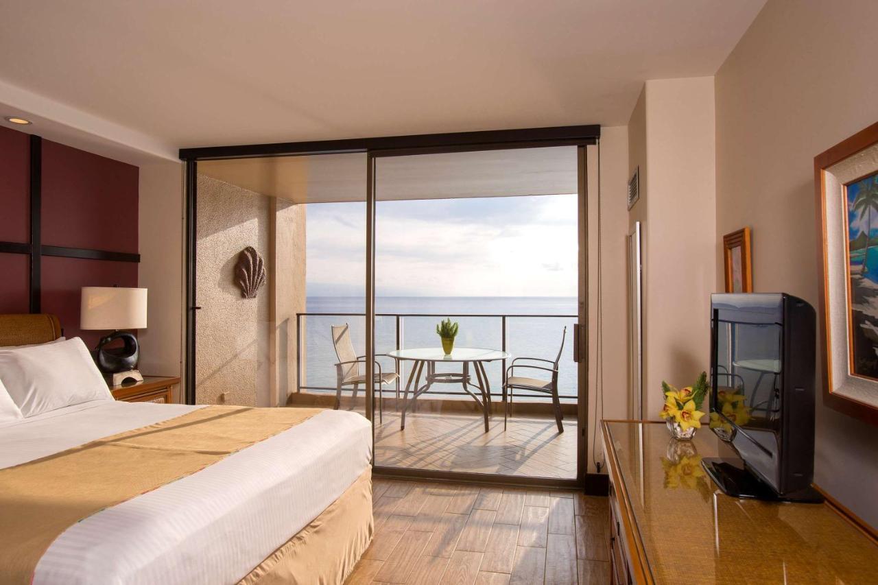 One-Bedroom Suite Ocean Front Premium View