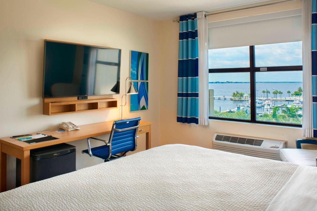 Superior King Room with Marina View