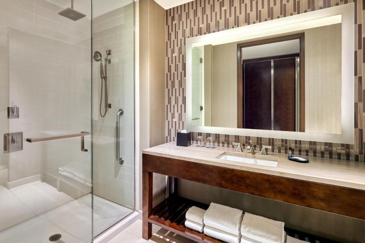 Deluxe Room Guest room 1 King City view