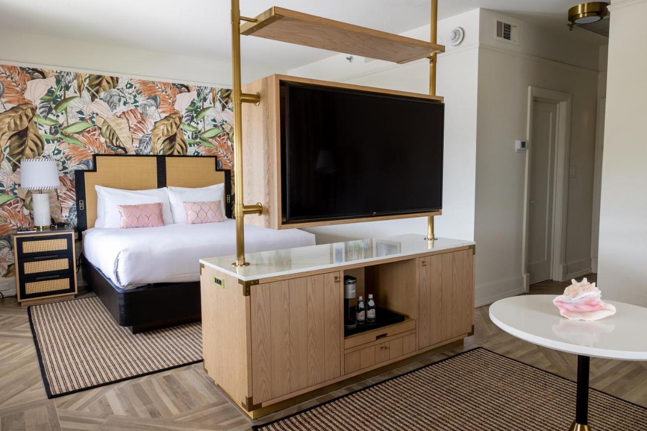 Suíte Júnior com Cama King-size e Sofá-cama
