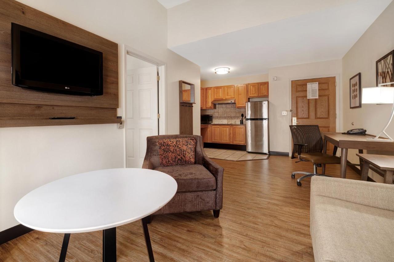 One-Bedroom Queen Suite Communication Accessible Roll Shower