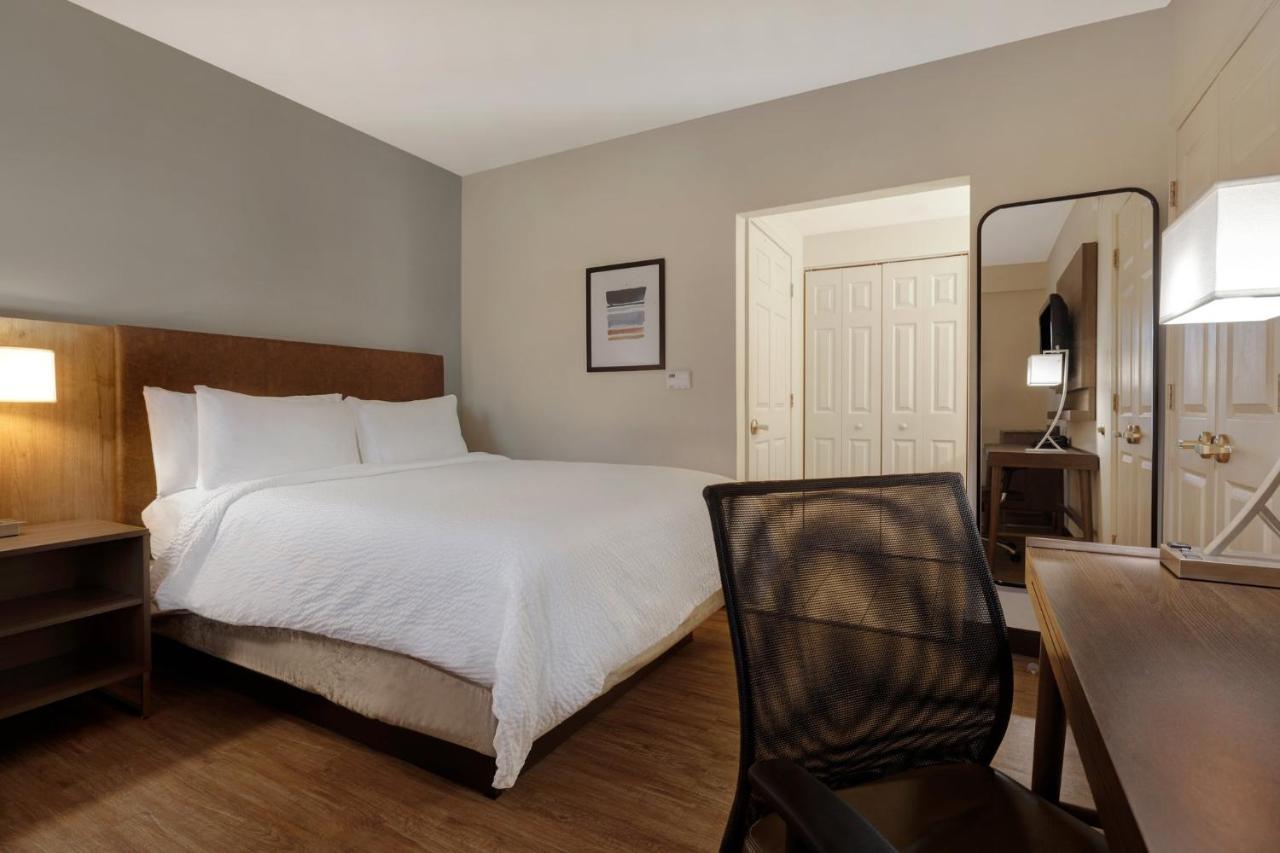 One-Bedroom Queen Suite Non-Smoking