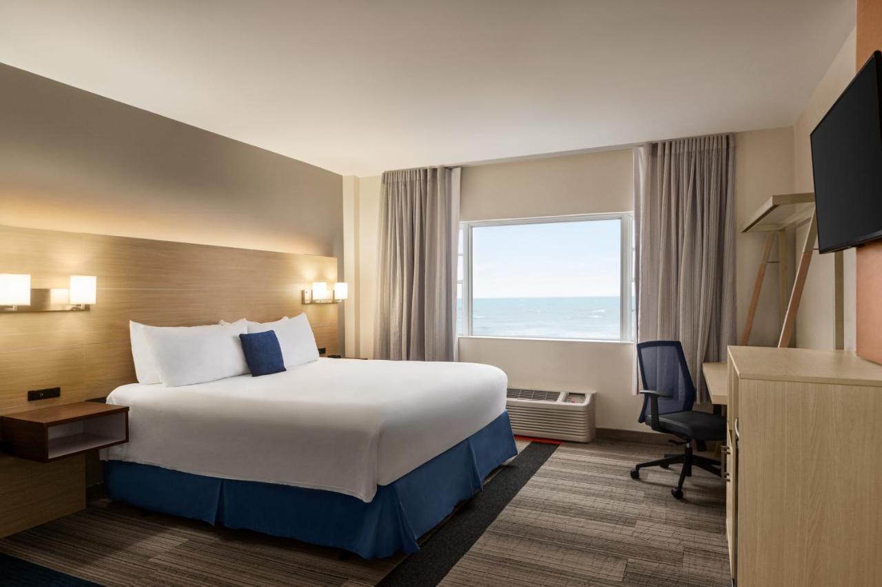 Zimmer mit Kingsize-Bett zur Meerseite