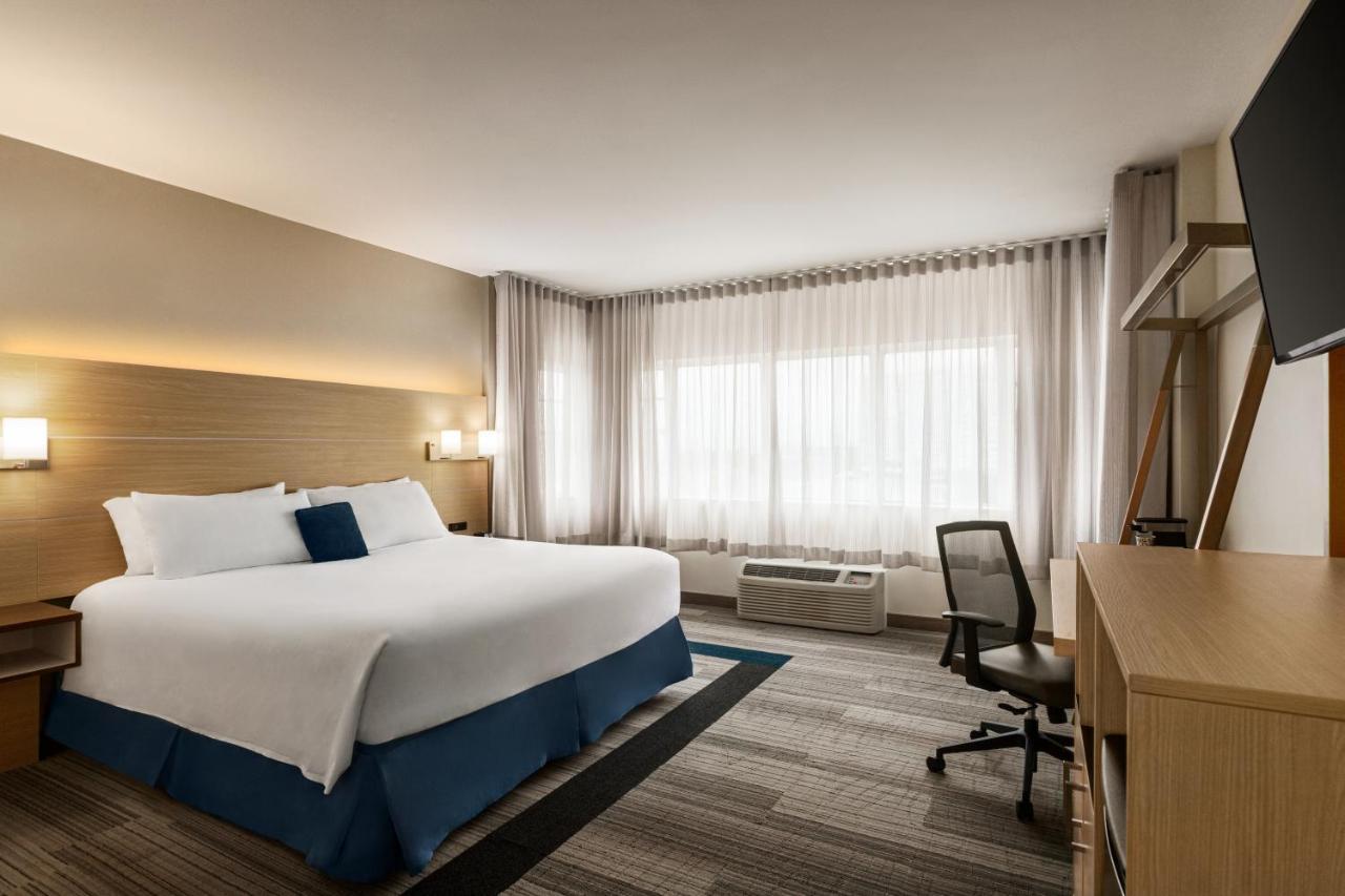 Zimmer mit Kingsize-Bett