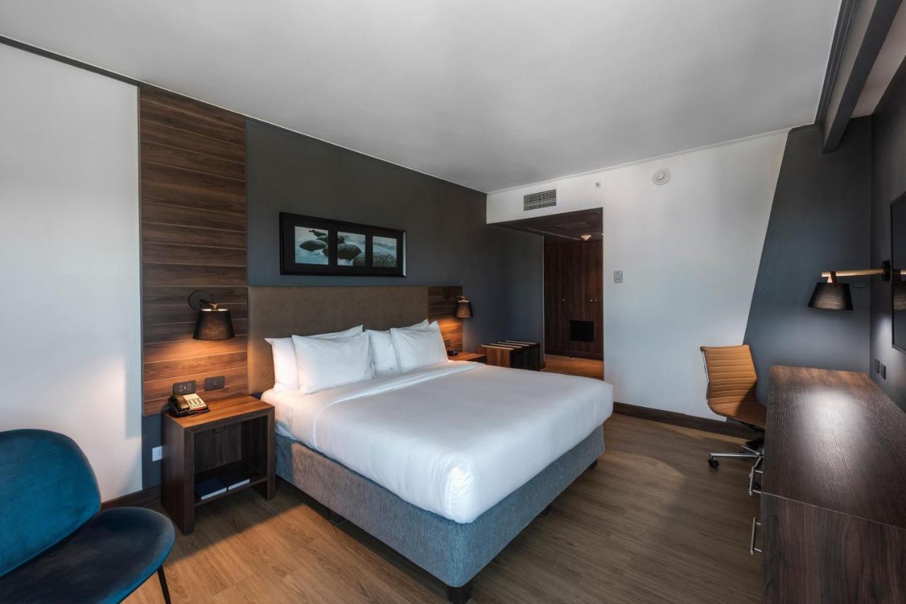Habitación con cama extragrande.